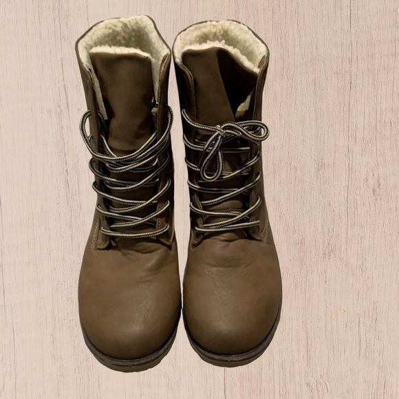 Faux‎ Sherpa lined boots - Picture 5 of 9